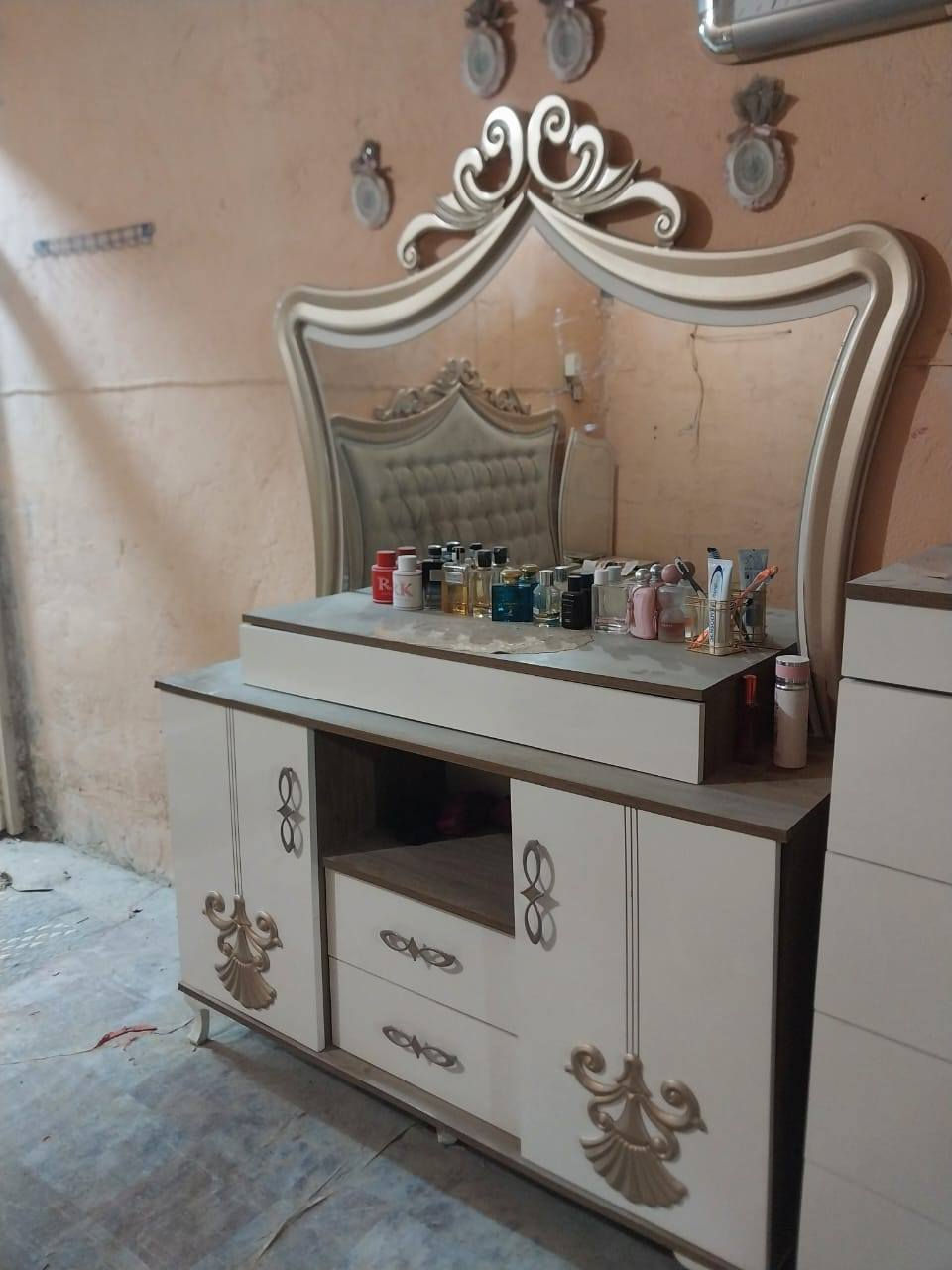 غرفة تركية 7 قطع 400 وبيها مجال وكنتور صاج 150 وميز تواليت 50وغسالة اوتوماتيك شغالة مابيها شي 100 للإستفسار اكثر ***********
