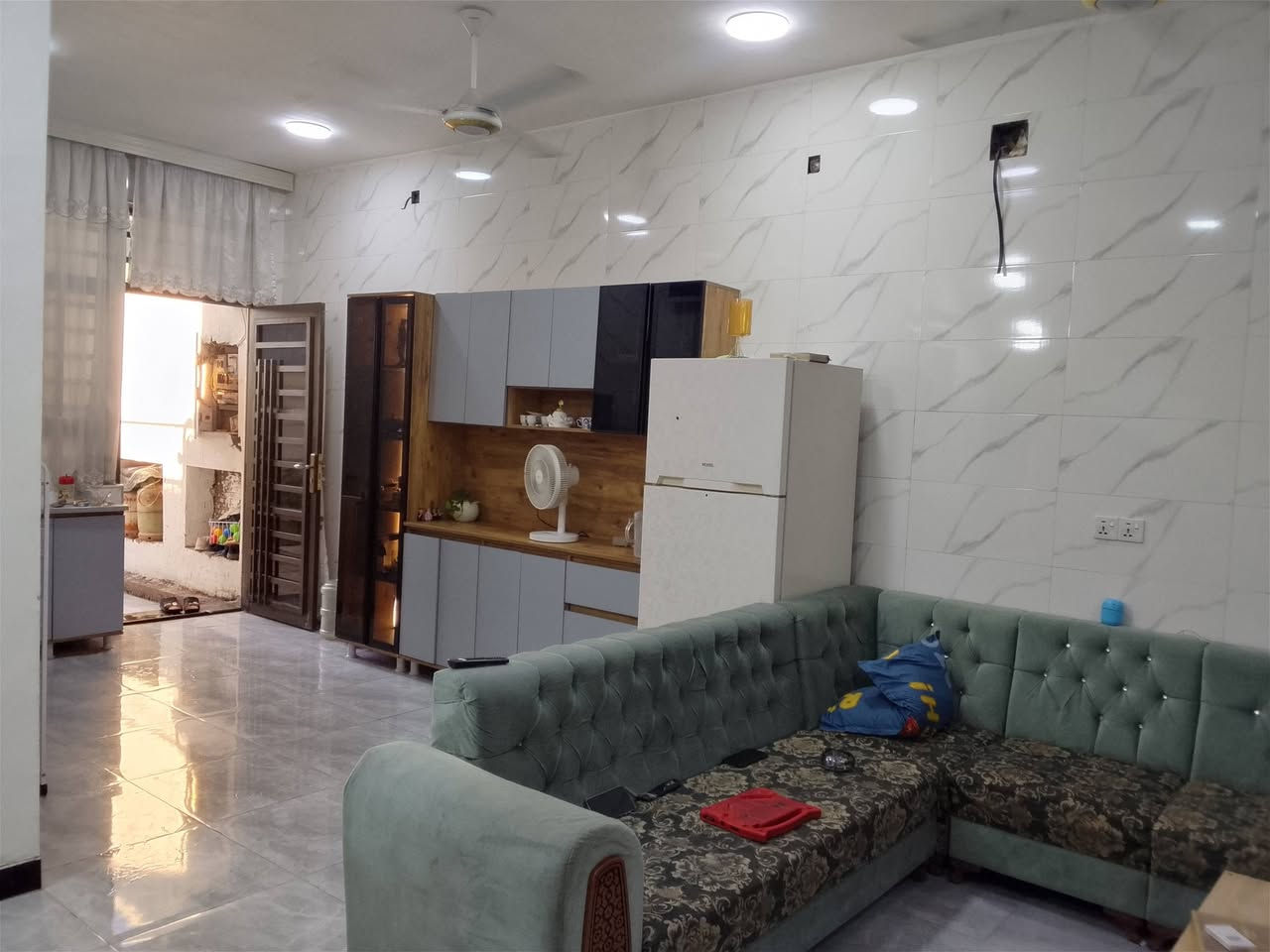 سلام وعليكم بيت120 متر طابق واحد
واجهيه 7نزال17
يحتوي ع كراج 5في4
ع مطبخ وحولي مفتوح عرض 3.50 ونزال14متر
 وخدمات وحولي درج ومنور داخلي 
وغرفت نوم 5في 4
واستقبل 5,50في 4
وبيتونه 5في4
رقم التلفون
‏‪***********‬‏
