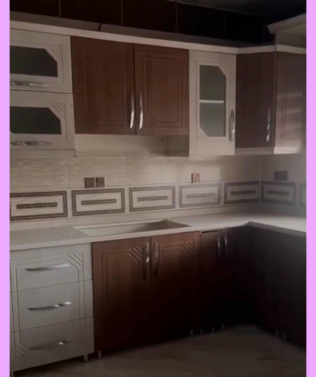 کاونتر ابوسلە  خشب اصلی   7  متر ونص  وصطحە کلە حجر ٲصلی وشغل خصوصی  550 الف    اربیل  ***********
