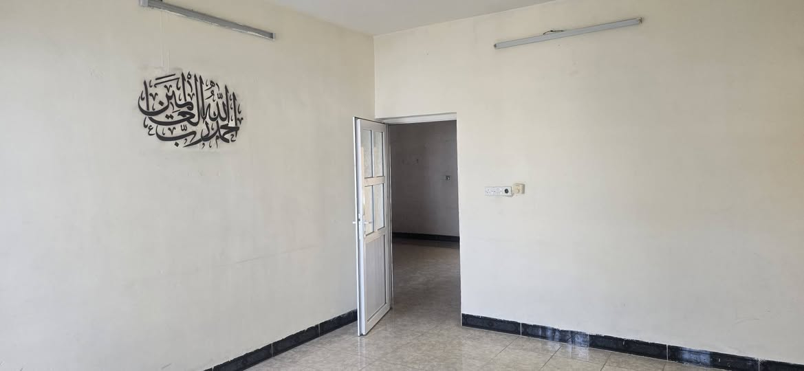 شقة طابق الثاني للايجار مساحة ١٧٠م عنوان الواسطي خلف مول الزياد قرب الحسينية ام البنين غرفتين نوم وهول واستقبال ومطبخ وكراج سعر الايجار ٢٥٠الف ***********
