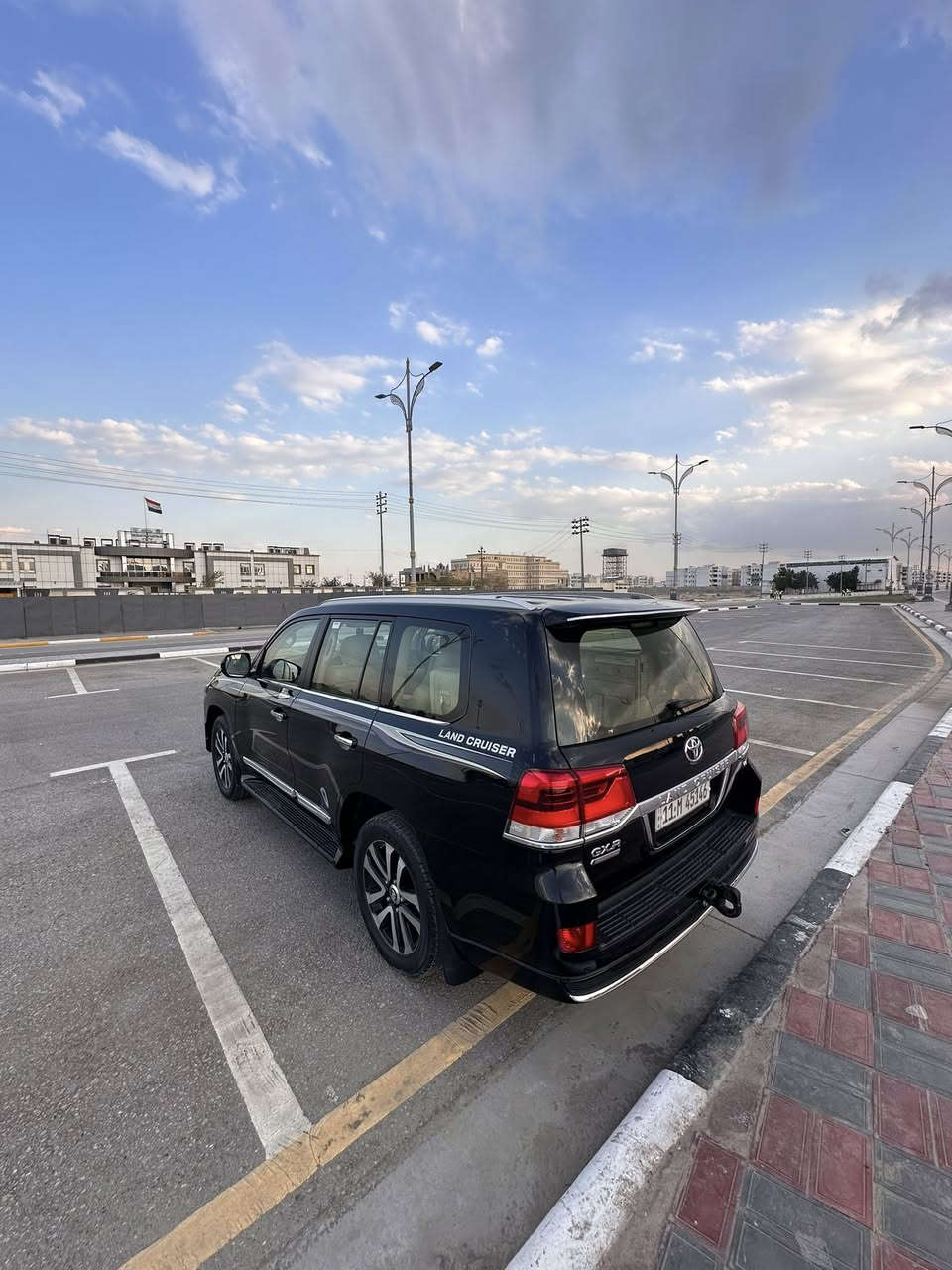 السلام عليكم لاندكروز ٢٠١٩ بريم اصل كفاله عامه من كلشي فول مواصفات استخدام شخصي رقم بغداد بسمي 
السعر ٥٣٠ وبيه مجال 
للاستفسار ***********
