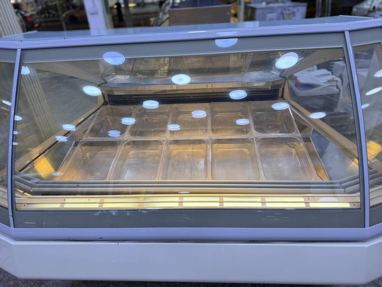 #معرض #الايطالي 

عارضه اوريون أيطاليا 🇮🇹

موديل حديث 

10 بلانك كبير  او. 14 بلانك صغيره 

مستخدم خارج العراق 

نضيفه جدآ

تبريد هوئ

3فيز

العنوان بصره آبي الخصيب حي العسكري  

السعر والتفاصيل مراسله الصفحة 

اؤ الأتصال هـ.     *********** 

#سيدحسين
