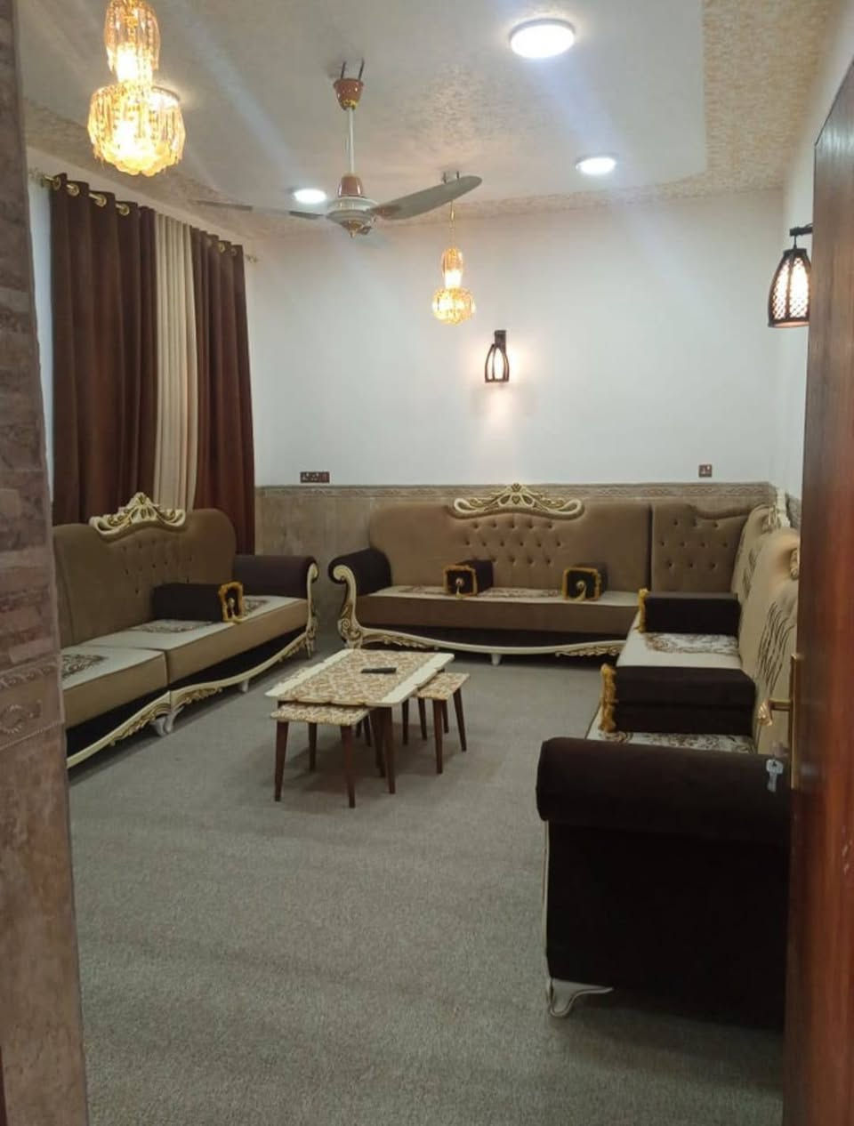 السلام عليكم,,,
بيت طابو صرف للبيع ❗
المساحه :300م' الواجهة 15والنزال 20
المميزات ✅
(البيت بناء طابوق 🧱 جمهوري' السقف صب كونكريت⚓)
(الكهرباء مؤسسه بنظام الانابيب البلاستيكيه المخفيه)
(الجدران لبخ جص +بورگ)
محتويات البيت:
طابق الاول✅
🔷طارمه كبيره 
🔷مجمع صحيات خارجيه 
🔷حديقه داخليه 🌾
🔷غرف نوم عدد 2
🔷صاله 14 متر 
🔷استقبال 6 ونص
🔷مطبخ 5 متر
🔷سيراميك جدار 120
🔷صحيات داخليه 
طابق الثاني ✅
🔷غرف نوم 2
🔷صاله 10 متر 
🔷صحيات 

الموقع 📍 حي الحريه الاولى - بجانب مدرسه فتئ الحق الابتدائيه 

للاستفسار اكثر 
***********
***********

او مراجعه مكتب عبدالله الزبيدي للعقار
