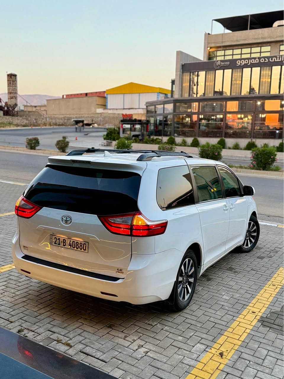 للبيع: تويوتا سينّا 2020 (Toyota Sienna LE)
 الموديل: 2020
 الفئة: LE
 اللون: أبيض
 المسافة المقطوعة: 39 ألف ميل فقط (سيارة لوك بحالة الشركة)
 السيارة باسمي وتحويل غرامات وسنوية كلها جاهزة.
حالة السيارة والبودي:
 السيارة بوضع الشركة وبحالة ممتازة جداً (لوك لوك).
 البودي بيه (بقعتين صبغ فقط) في الجاملغ والبونيد، مو قطع كاملة.
 الصندوق بيه تعديل بارد (بقعة واحدة) بدون صبغ.
 المحرك، الكير، التبريد، الصدر، والأيرباغ كلها بشرط الفحص والشركة.
السعر: 275 ورقة (27,500$) وبيه مجال.
رقم الهاتف: *********** السليمانية, العراق
