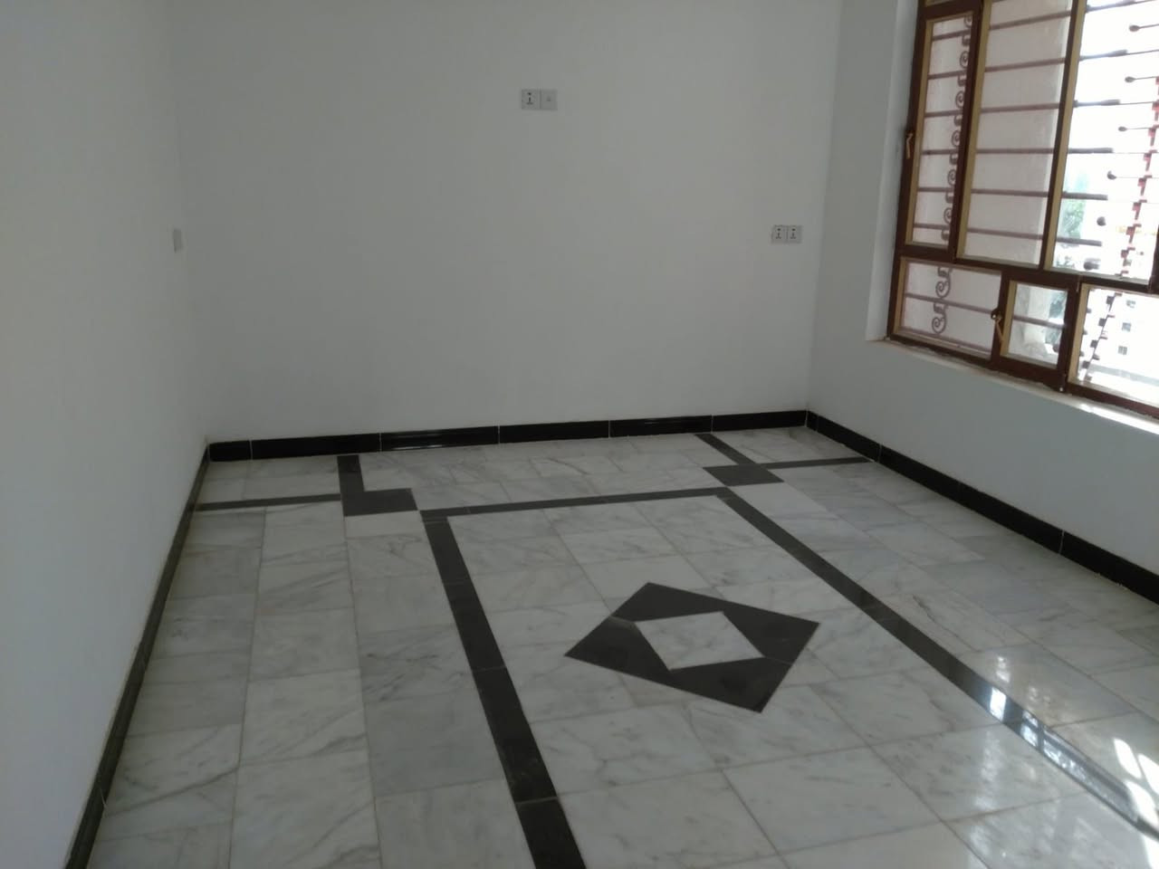شقه للبيع طابق ٢ حي الجامعه قرب مدينة العاب جوي لاند  شارع الي مجاور جامع نجمة مساحة ١٢٠ متر واجهه ١٢ نزال ١٠ تحتوي على غرفتين نوم + استقبال + حمام داخلي وخارجي + مطبخ 
الشقة كاملة مناقصهة بس تجيب غراض وتكعد 
للاستفسار الاتصال على الرقم 
***********
