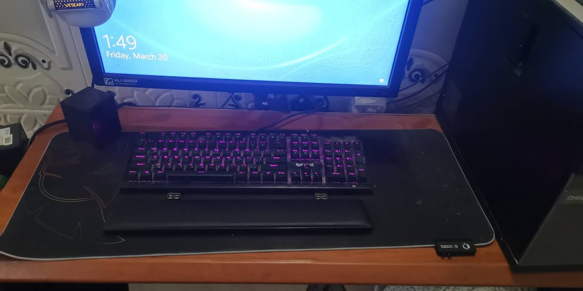 الكيس (الهيكل): Dell OptiPlex 7010 (حجم Tower الكبير)
​المعالج: Intel Core i7-3770
​الذاكرة العشوائية (RAM): بسعة 16.0 GB
​كرت الشاشة: ASUS NVIDIA GeForce GTX 1050 Ti (بمساحة 4GB)
هارد النظام ssd
وهاد ثاني ٢ تيرا عادي 
​رامات. اضافيه انطيك وياهه 
​الشاشة: API HL1-D00DX ( ستاند مكتبي)
 كيبورد ميكانيكي من شركة Redragon
​السماعة: سماعة رأس محيطية باللون الأبيض من شركة Weseary
​الملحقات الأخرى: ماوس باد (سجادة مكتب) كبيرة الحجم + سبيكر (مكبر صوت) مكتبي صغير باللون الأسود.
بيع مستعجل قيم وخذ
 واتساب ***********
