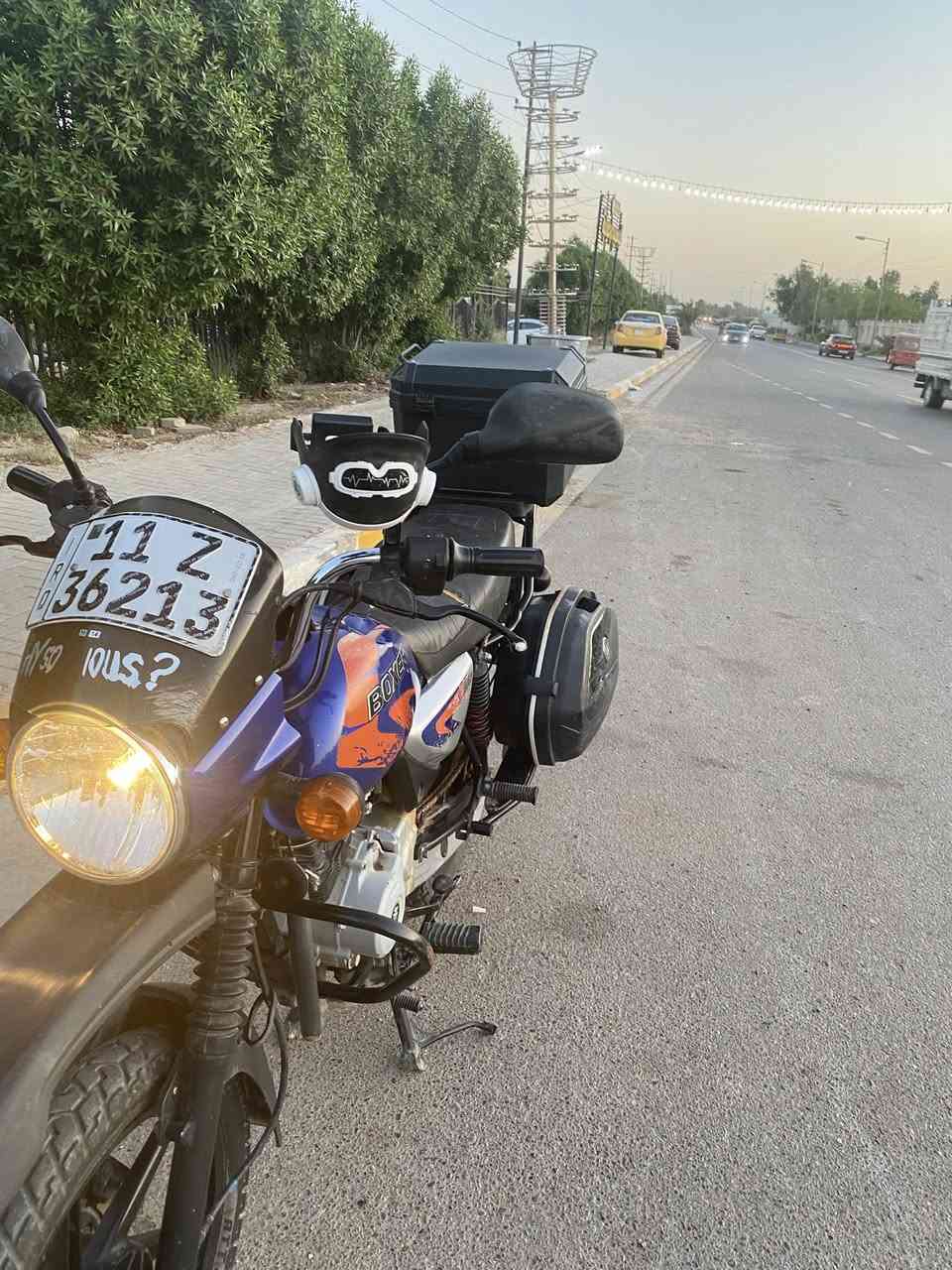 دراجه بوكسر للبيع موديل ٢٣ رقم نكليزي وسنويه باسمي تحويل  ثاني يوم المكينه جديده برغي ما مفتوح بيه كفاله عامه دراجه بس تانكي وكعت عليه طابوكه مثل ما موضح بصوره الاستفسار ***********  مكاني بغذاد شعله
