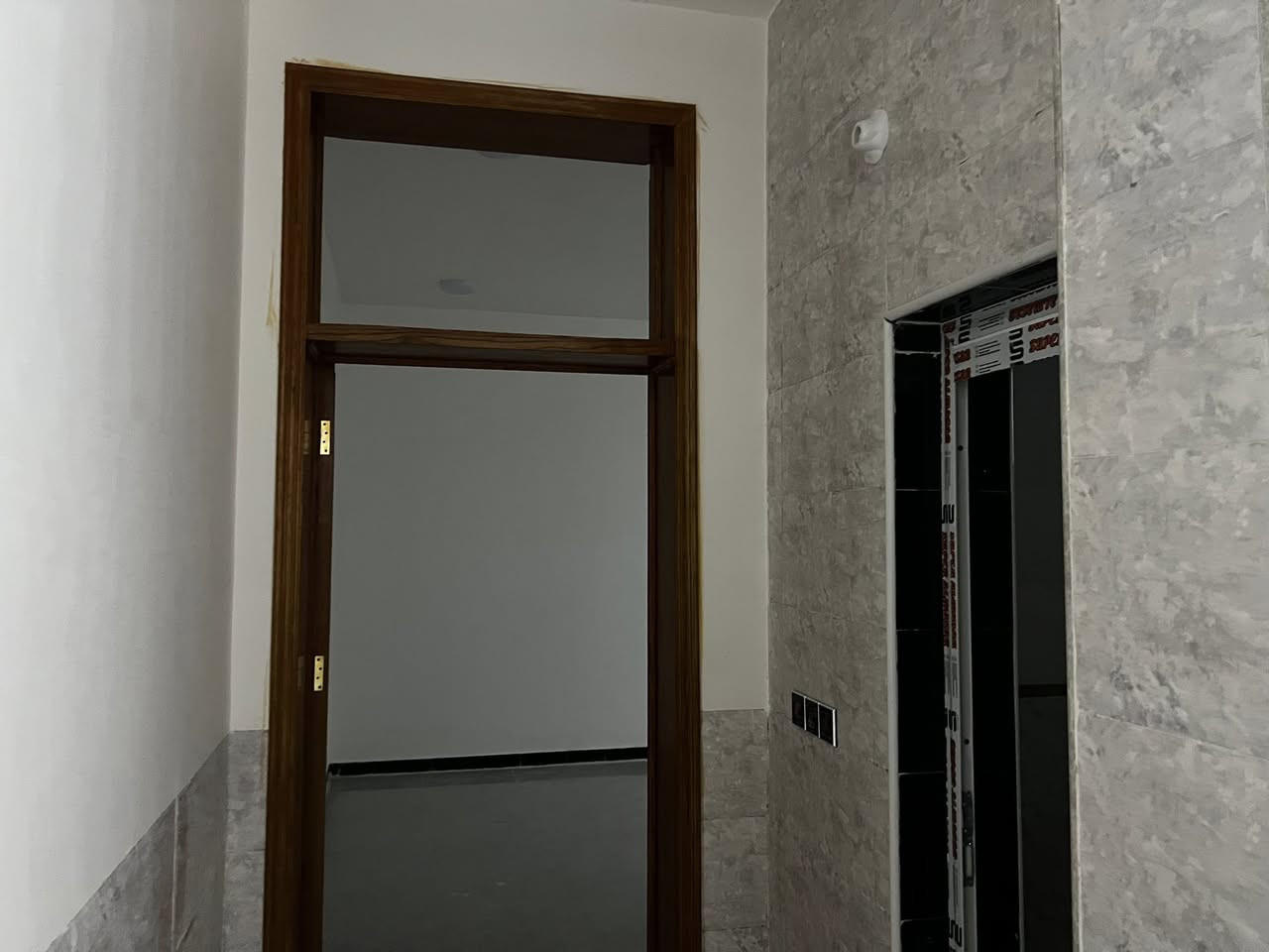 دار للبيع طابو زراعي سند 25 تحويل مباشر مساحه 100 متر بناء حديث صار شهر من كمل موقع البيت البكرلي ثانيه شارع مخبز ليمونه خلف مضيف الشيخ نعمه عرض شارع 10 متر كافت الخدمات متوفره يحتوي البيت غرفه نوم ستقبال  كليدور مطبخ حار بارد مجمع صحيات وحمام داخلي بيتونه كبيره السعر 77 بيه مجال من يرغب بشراء الدار الاتصال علي الرقم ***********
