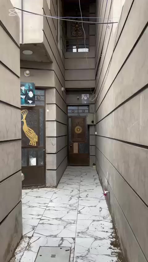 السلام عليكم ،،، دارللبيع المساحة ١٠٠ واقع حال١٢٠  زراعي يتكون من أربع غرف+ إستقبال+ محل مؤجر حالياً مطعم الشارع تجاري العنوان الرئاسة شارع معمل الغاز نفس الشارع مجاور مركز الزعيم ومقابيل شارع السادة رقم الهاتف *********** أتصل وتدلل
