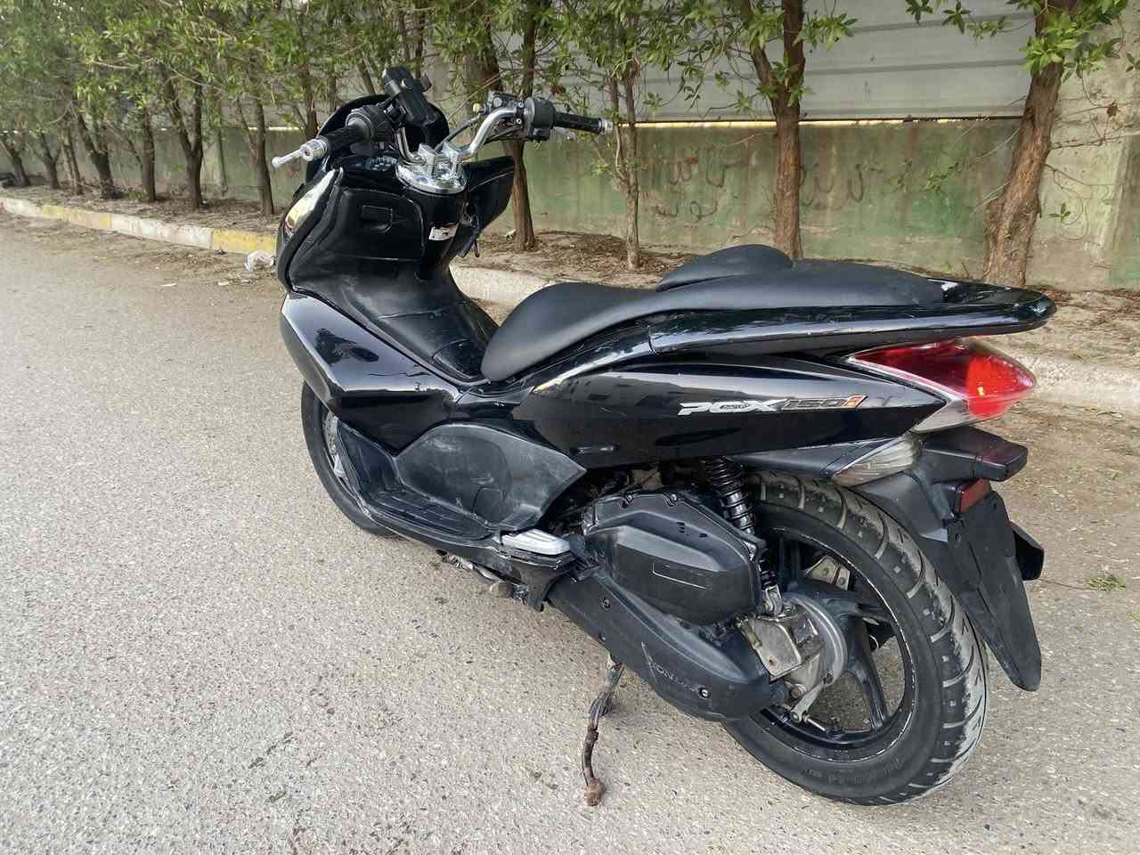 سلام عليكم عندي دراجة pcx حجم 150iياباني اصلي جيل الأول ستان كهربائي حساس ازدحام شلعه معدل مكينة كله جديد مكان بغداد الرصااااافه السعرررر مليون  للاتصال ***********
