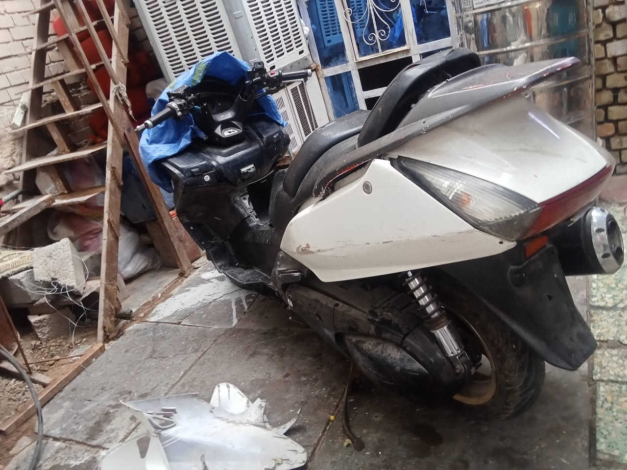 سلفر ونج 400 
دراجه كلشي بيها بلادي وبجمها موجود نقص مازدة 
اوفر مود 
اي بي اس 

كوم حديد الدراجه مفصخة 600 الف ***********
