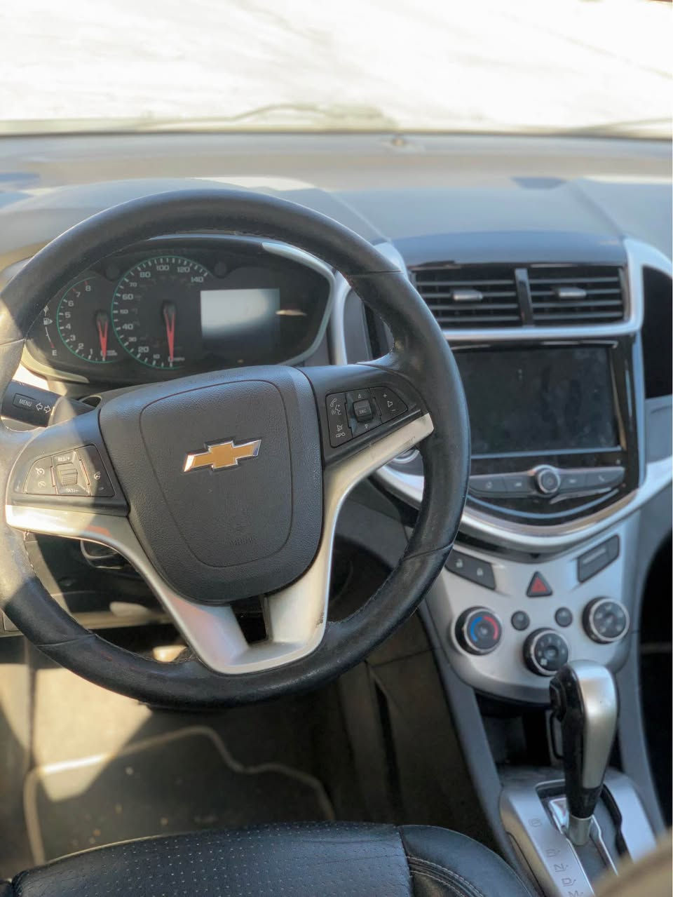 شۆفرلێت سۆنیک  پرێمەر 2020
 CHEVROLET SONIC/ PREMIER/ FWD 2020
مواصفات  فول بەس سلاید نیە 
 رەنگی رەش، پشت و پێش کەپس
چاملخی دواوە لەگەل دەرگای دواوە سبوخە، بێ ئێرباگ، چاکردنەوەکەی تەصلیحی دوبەیە جوان نەکراوە بۆیە ئیستا مەعجونەکەی بەریداوە.
مەکینە ١٤/تۆربۆ/ مەکینە کەپس بە شەرت
نرخ 86
*********** أربيل, العراق
