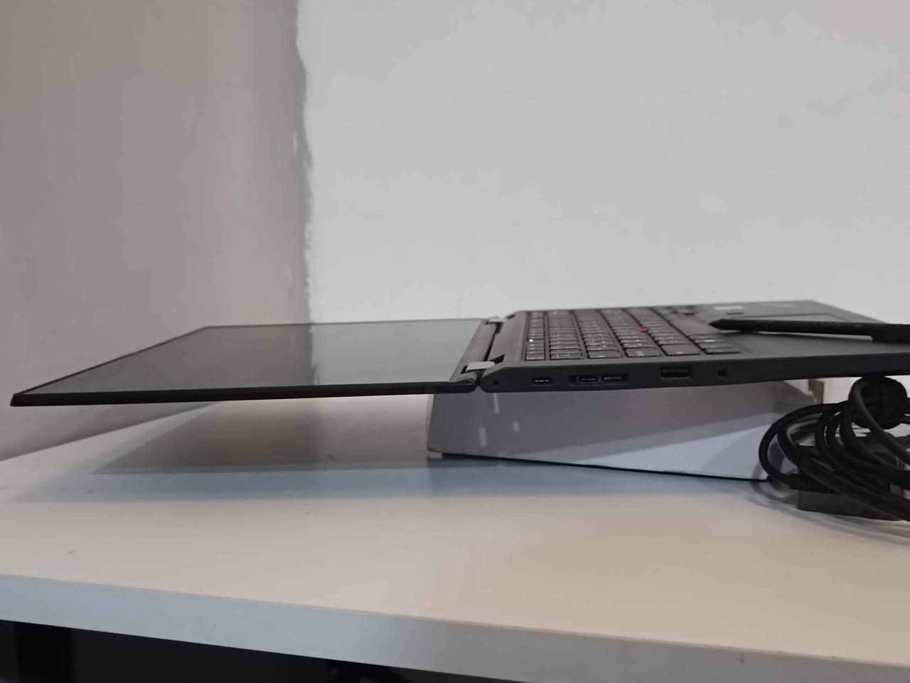 السلام عليكم لابتوب للبيع استخدام كلش قليل شخصي 
LENOVO YOGA L 13 
  الجيل العاشر ويندوز 11 اصلي 
فول سلم  فول نحافة 
لمس قلم واصبع 
حجم الشاشة 13.3 فول اتش دي FHD
معالج Core 5iكور اي  5i جيل  10 
رام  16 كيكا   DDR4
هارد SSD 256G 
كرت شاشة راخلي انتل 8 كيكا 
منفذ يو اس بي 3 عدد 2 
منفذ تايب سي 2 + ثندر بولت
منفذ HDMI 
منفذ SD CARD 
كاميرا اتش دي 
كيبورد عربي انجليزي 
بصمة اصبع 10 
بطارية ليثيوم 
الرام يتطور 
قلاب 180 درجه يعني يصير شكل الايباد 
يدعم ذكاء اصطناعي حتى ع نوافذ التبويب 
 
وياه جنطة وماوس هدية 

 يشغل برامج هندسية  اوتوكاد برامج تصفح برامج تواصل كلشي يشغل 
لابتوب نظيف كلش يخبل استخدام كلش قليل
يفيد الطلاب او مهندسين او مصممين  يتحمل كل البرامج 

مكاني بصرة بالجنينة بشارع المصلحه 

السعر 450 

رقمي***********-
0️⃣7️⃣7️⃣1️⃣5️⃣5️⃣6️⃣9️⃣0️⃣3️⃣9️⃣ البصرة, العراق

