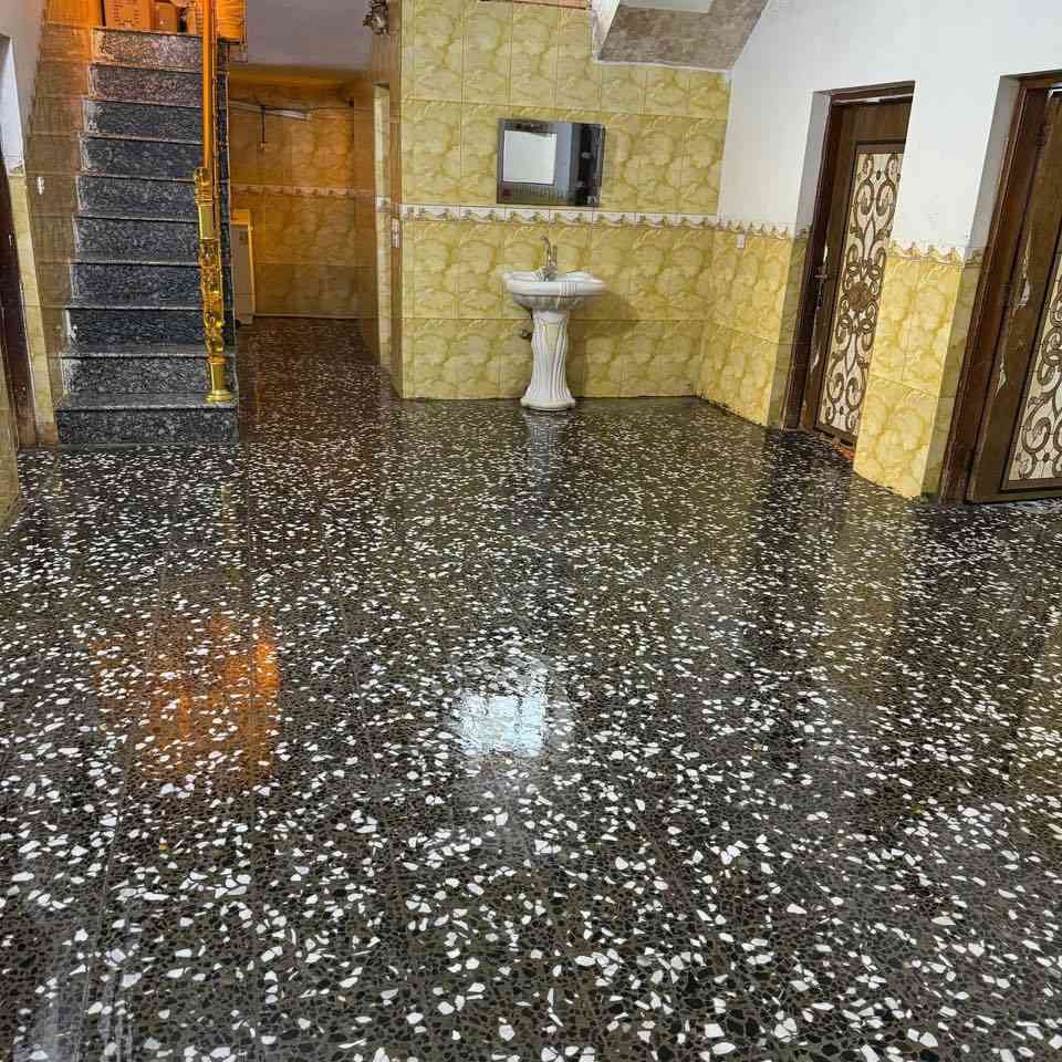 السلام عليكم بيت للبيع مساحه 250 متر يحتوي على استقبال وغرفتين نوم وصاله ومطبخ الخدمات وصله قريبة العنوان الشعلة الدونم شارع اسد بغداد قرب بانزين خانه القديمه سعره 90 وبي مجال الرقم *********** الاستفسار
