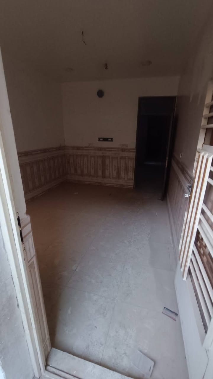 ​🏠 دار للبيع (طابق ونصف)
الموقع: بغداد،حي البساتين، شارع الدكتور أحمد الوائلي.
المساحة: 75 متر.
​تفاصيل الدار:
​الطابق الأول: استقبال + حولي + غرف نوم + صحيات.
​الطابق الثاني: غرفة نوم أمامية + صحيات + سطح خلفي.
✅ بناء مرتب واستغلال ذكي للمساحة.

📞 للتواصل: (***********)
