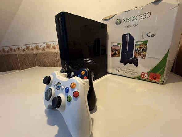 السلام عليكم اكس بوكس 360 سوبر سلم نضيف مابي اي عيب وبل الشرط انطي ذاكرة250 كيكا مكان القرص شغال الجهاز كله شغال نضافه 90‎%‎ دبل جوستك بلادي وشرط انطي هم الجهاز واليدات ويحتوي على العاب قويه وكافة ملحقاته الاصلية.
السعر 115 الف مكاني كركوك ورقمي*********** وعندي توصيل وبل الخدمه اني.
