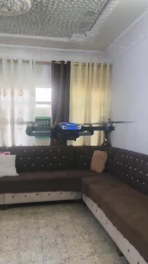 مواصفات درون G10                        تتميز طائرة الدرون G10 بتصميمها القابل للطي ووزنها الخفيف، مما يجعلها خياراً ممتازاً للمصورين والمسافرين. تشمل مواصفاتها الأساسية:الكاميرا: دقة عالية تصل إلى 4K مع زاوية رؤية واسعة وميزة الثبات الإلكتروني.الأداء والمدى: طيران يصل مداه إلى ما بين 80 و150 متر.البطارية: تتيح كل شحنة وقتاً للطيران يتراوح بين 30 و25 دقيقة.الميزات الذكية: تحتوي على نظام تحديد المواقع (GPS)، إقلاع وهبوط بزر واحد،  
السعر 100


**إذا كنت صاحب هذا الإعلان وتريد حذفه لأي سبب، رجاءا أرسل رسالة إلى الدعم الفني**