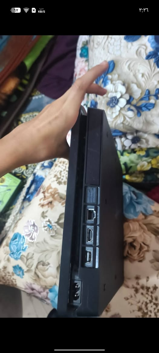 سلام عليك بلي فور سلم اونلاين نضيف كلش مستخدم قليل جدا يحتوي عل 2جوستك وقرص فيفا 24وجي تي أي 5 و بيس 26 
يوجد مراوس مع مهكر للاستفسار ***********
