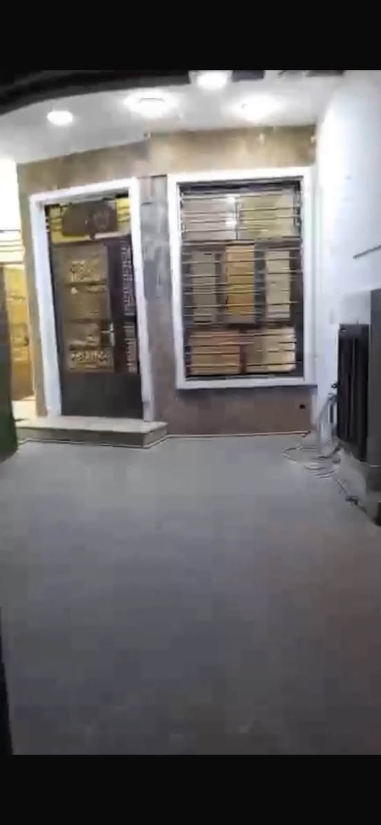 مشتمل حديث معزول طابق ارضي للايجار في قادسيه قرب ساحه قحطان موقع جيد مساحه ١٧٠ متر يحتوي على غرفتين نوم وصاله وهول ومطبخ وصحيات ٢ ومنور وكراج سعر الايجار ٨٠٠ دولار قفل للاستفسار ***********
