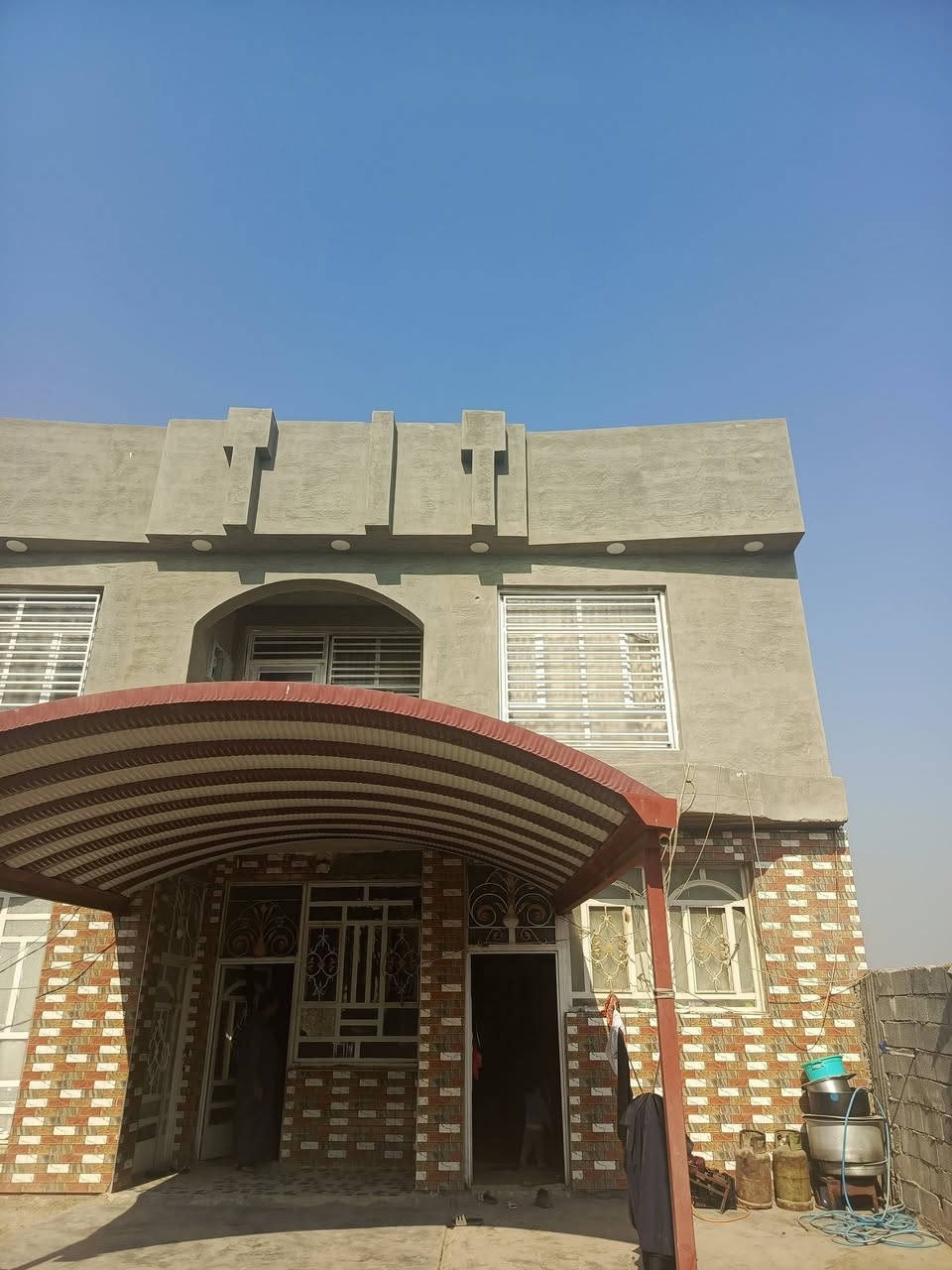 للبيع دار طابو زراعي سند 25 عرف عدد 2هول استقبال مطبخ حار وبارد كراج حديقه صحيات  المساحه 400 الطابق الثاني 3غرف نوم هول مجمع صحيات  البناء حديق ورديه خارج مقابيل الفلكه الثانيه من تنزل من الجسر  السعر خاص ابو مصطفى للعقار ***********
