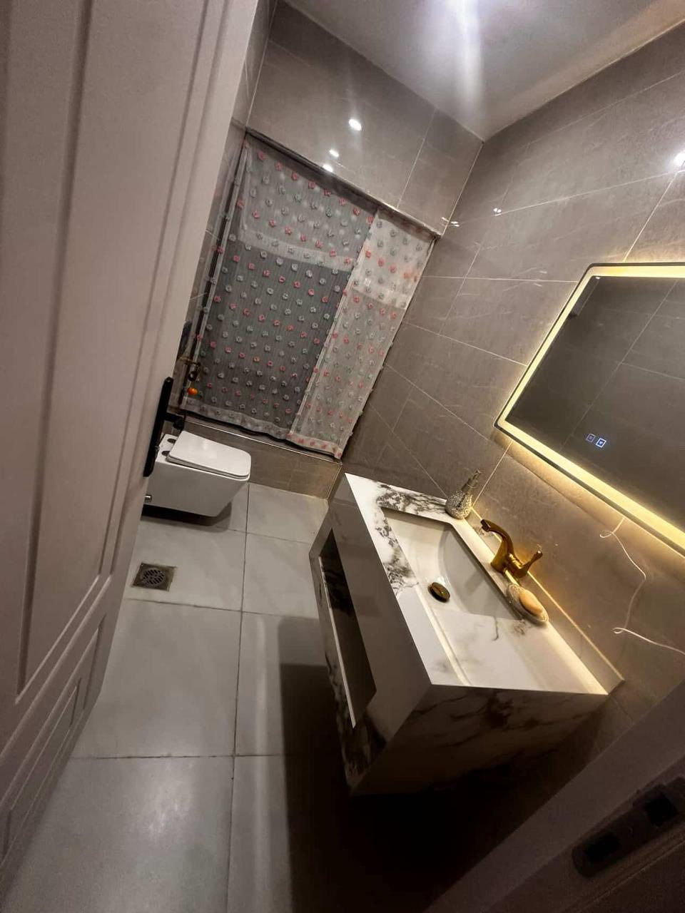 � للبيع بيت زيرو فاخر – مجمع زنار سيتي
📍 الموقع: مجمع زنار سيتي السكني – خلف كنجان سيتي
📐 المساحة:
▪️ الأرض 240 م²
▪️ البناء: 300 م²

✨ المواصفات:

 • بيت جاهز للسكن
 • تصميم داخلي مختلف ومميز عن باقي دور المجمع
 • واجهة فخمة بتصميم كلاسيك راقٍ مع أعمدة ديكورية
 • صالة ضيوف كبيرة
 • صالة داخلية واسعة
 • 4 غرف نوم�▪️ 2 غرف سويت (حمام خاص)
 • مطبخ مؤثث بالكامل
تنباع ويا الاثاث و بدون اثاث
 • طاقة شمسية
 • سبالتات مركبة
 • مقابل الحديقة مباشرة
 • مجمع متكامل ومجهز بكافة الخدمات

💎 بيت فخم وعملي، مناسب للعوائل الباحثة عن الراحة والهدوء داخل مجمع سكني راقٍي
لاستفسار اكتر اتواصل ويا الرقم التالي
***********
#احمد_للعقارات
