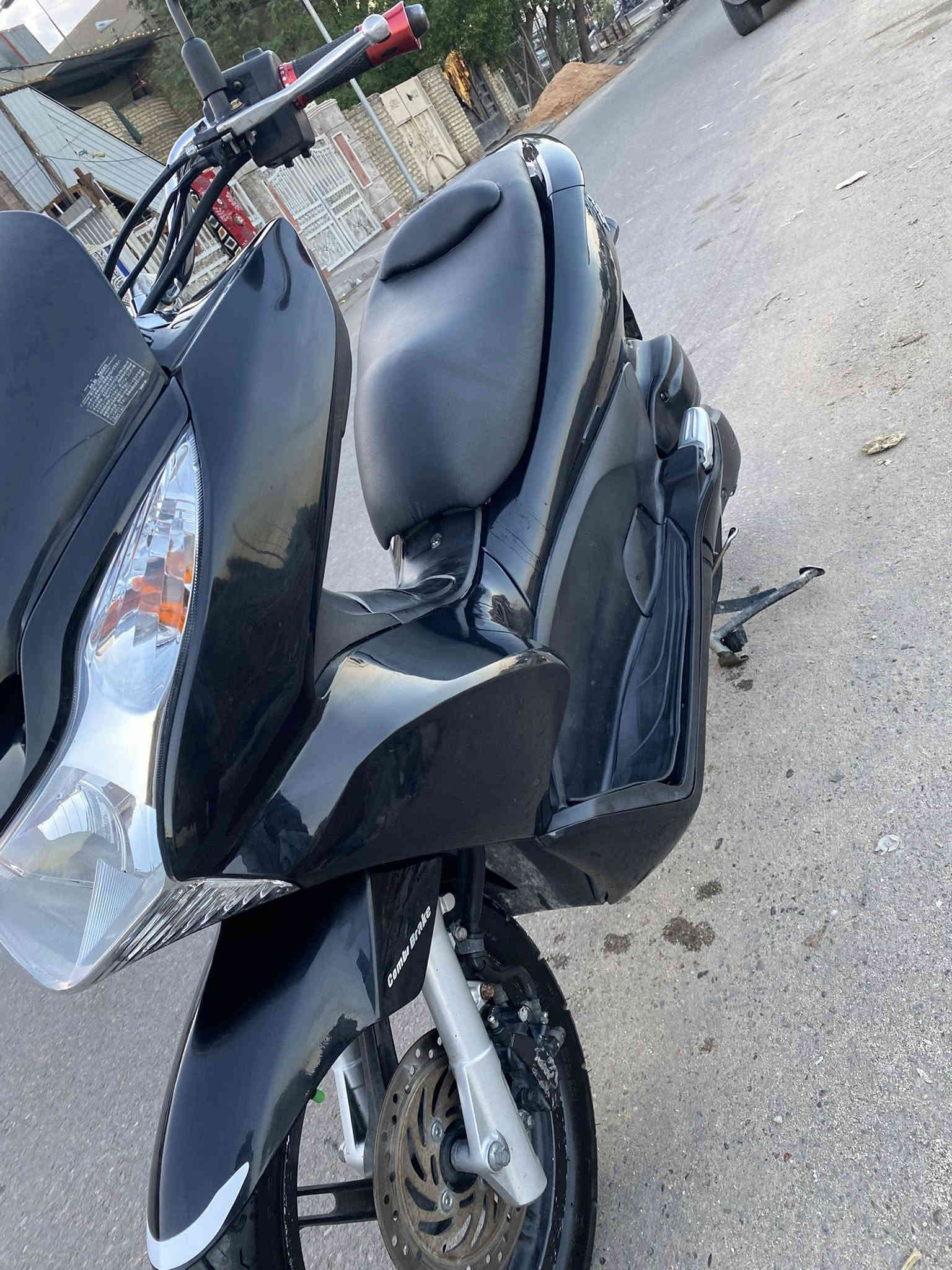 سلام عليكم 
Pcx جيل اول 
ياباني مكينه 125 (jf)
كفاله عامه كفر ومكينه دراجه بالكارتون 
مستخدمه شي قليل 
مال رنبه ماشيه 21 ✅
دراجه مكفوله من الشخط تجي وشوف 👍
العنوان بغداد الرأسه شارع عشرين 
السعر 1750 
***********
