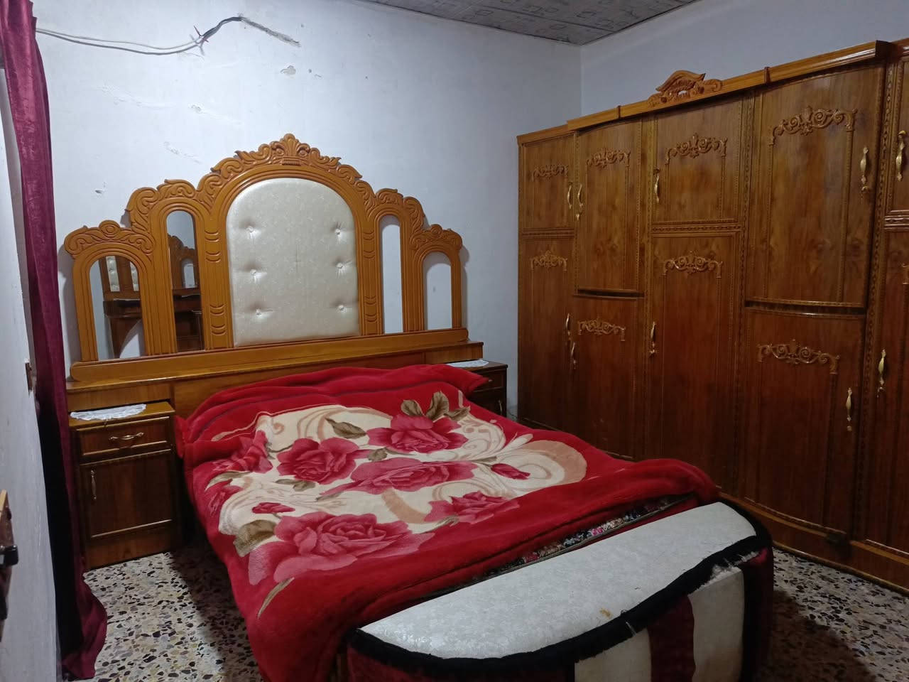 غرفة اخشاب عراقية صاج للبيع سعره 850 وبيها مجال رقم ***********
