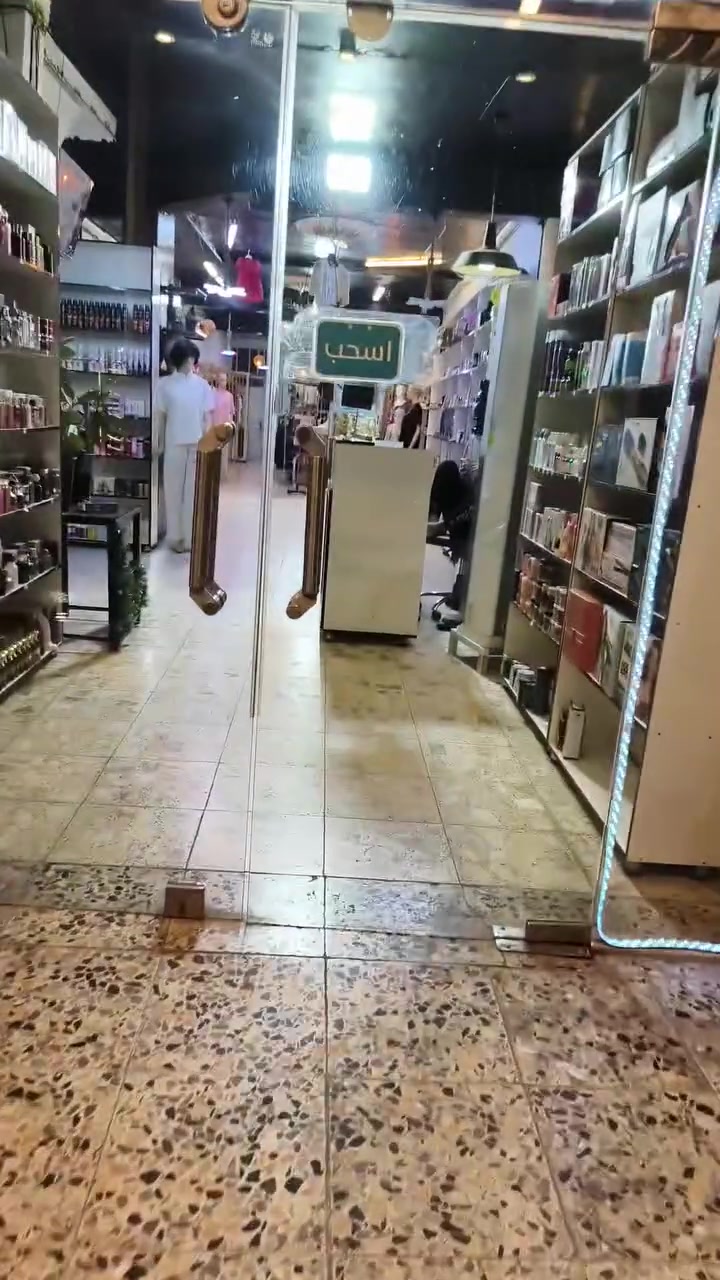 سلام عليكم مجمع كوزمتك وازياء للبيع ديكور كامل سبلت مكيف كامرات وثلاجه مسواك جديد عله شارع تجاري ايجاره مناسب ورخيص سعر خاص رقم ***********وتساب فقط
