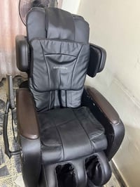 كرسي تدليك كهربائي للمفاصل كوري اصلي مستخدم    سعره ٤٠٠ الف وبي مجال  ...