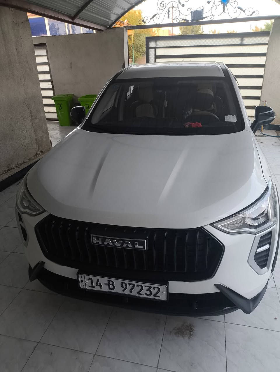 للبيع سيارة هافال جوليان Haval Jolion 2024
 نص فول
اللون: أبيض لؤلؤي
الرقم: بصره 

**المواصفات:**
- الموديل: 2024
- المحرك: 1.5 تيربو
- الكير: اوتوماتيك DCT
-المسافة: 30,000 كم قابل للزياده
- الفئة: نص فول 
- **اهم المواصفات**: 
  شاشة 12.3 انش، كاميرا خلفية، بصمة
  تحكم ستيرن، حساسات خلفية فقط
  كشنات جلد مع كفرات، تبريد خلفي، ويل 18 انش كروم
  رادار خلفي
- الضرر: شخط خفيفة بالدعامية الامامية فقط
- الحالة:كفاله عامة + وكالة وباسمي

**السعر: 135 ورقة وبيه مجال**
**المكان:** البصرة - النشوة 
**للاستفسار:** ***********

السيارة جاهزة للفحص في اي وقت
التفاوض بالمعقول
