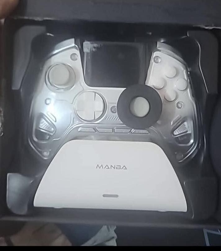 🎮 للبيع: يد تحكم MANBA الاحترافية (اللون الأبيض الملكي)
الحالة: (جديدة / مستعملة نظيفة جداً)
التوافق: تعمل على (PC, Nintendo Switch, iOS, Android)
✨ أهم المميزات:
• تصميم مريح واحترافي: لون أبيض مميز مع ملمس مانع للانزلاق للتحكم الكامل أثناء اللعب الطويل.
• أزرار قابلة للبرمجة: تحتوي على أزرار خلفية (Back Buttons) يمكنك تخصيصها لتعطيك أفضلية في ألعاب الشوتر والتنافسية.
• استجابة فائقة: تقنية لاسلكية سريعة جداً بدون أي تأخير (Input Lag).
• إضاءة RGB: تدعم إضاءة خافتة وأنيقة تزيد من جمالية السيت آب الخاص بك.
• بطارية قوية: تصمد لساعات طويلة من اللعب المتواصل بشحنة واحدة.
📦 الملحقات:
• الكرتون الأصلي 
• كابل الشحن الأصلي.
• (الجويستك نضيفة كلش حتة الاصق ممشلوع منه ).
💰 السعر المطلوب: (60000) الف

📞 للتواصل: أرسل رسالة خاصة أو اتصل على (***********).
