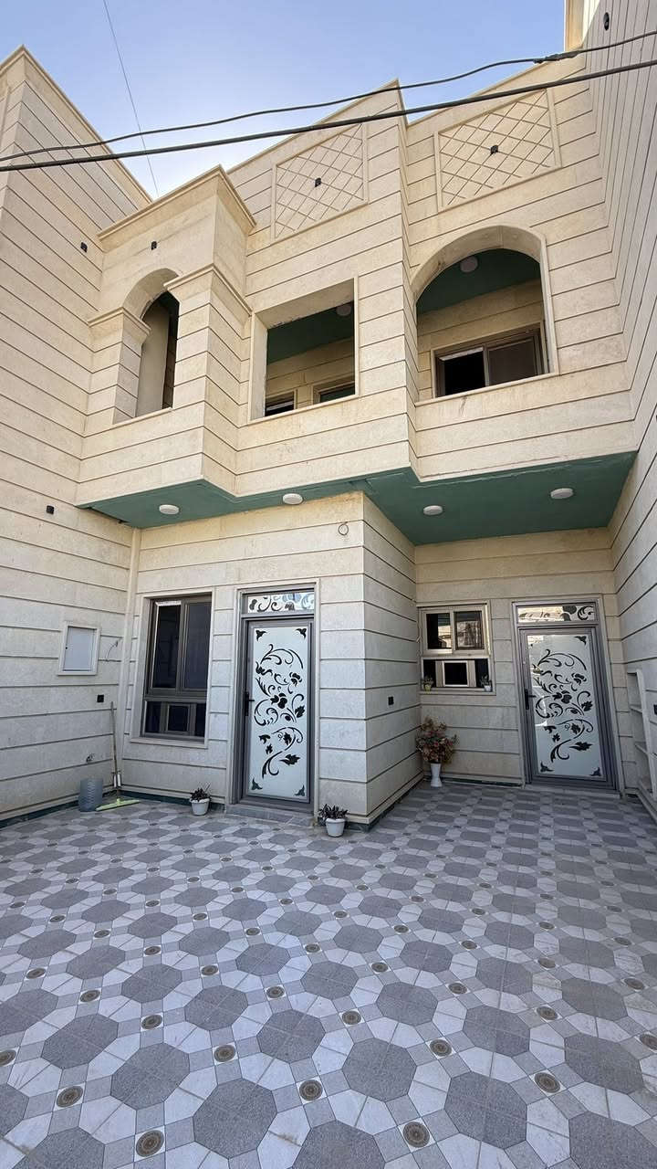 السلام عليكم 

دار للايجار في القادسية خلف شارع جليل القصاب 

المساحه 200 متر 

يحتوي على 4 غرف نوم + استقبال + صاله + كراج + موزع ارضي + موزع طابق ثاني 

سعر الايجار 450 الف 

للاستفسار امثر مراجعة مكتب عقارات السردام 

***********
