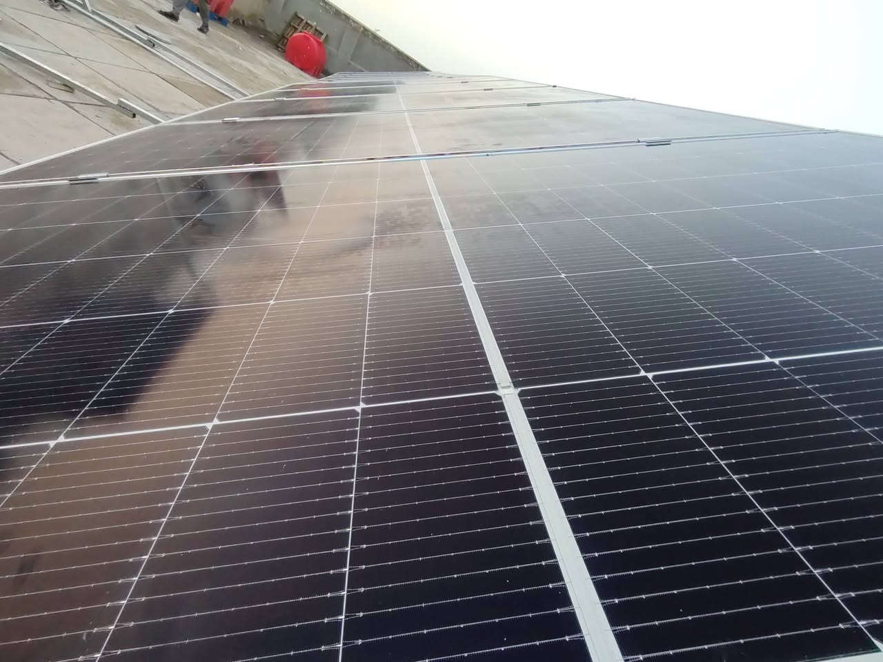 منزل آخر يودع الانقطاع المستمر للتيار الكهربائي
في محافظه الديوانيه حيث تم تجهيز ال منضومه ب 15A نهاري وليلي بالاعتماد على 
1- انفيرتر من ماركه ايتل 6kw ضمان 3سنه استبدال 
2-بطاريه 14kw ضمان5 سنه 
3- ألواح من ماركه لونجي 620w 
للحجز و الاستفسار واتساب 
قسم الصيانه /***********
قسم المبيعات /***********
