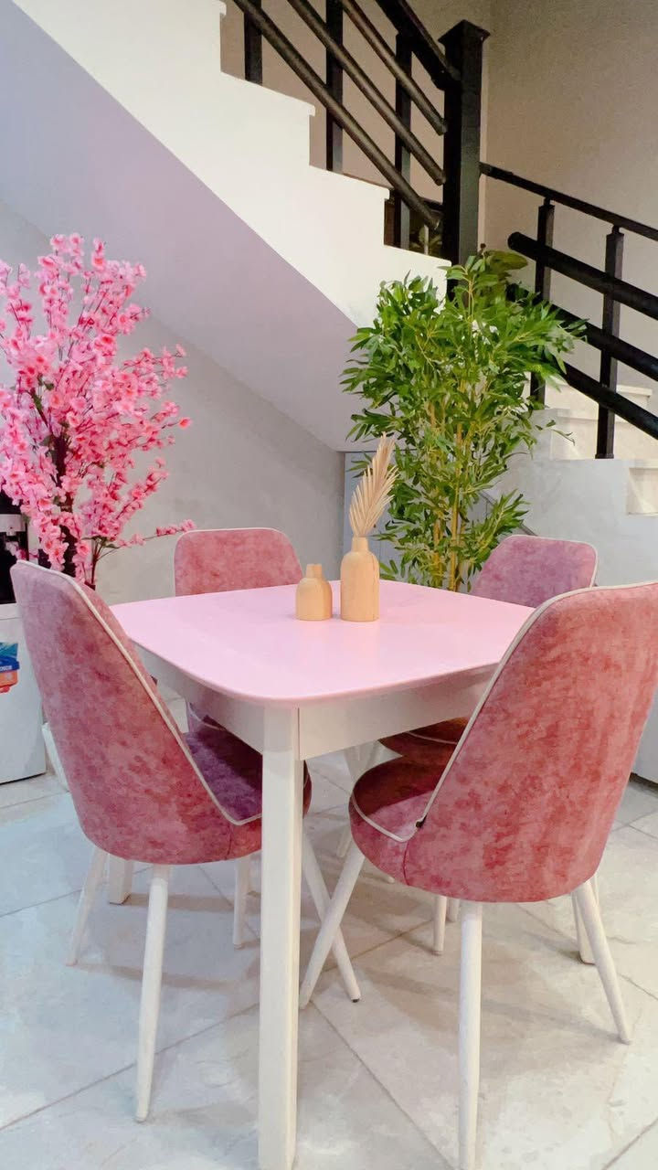 للبيع …
ميز طعام (٩٠ x ٩٠) سم
مع كراسي دوشمة اسفنج عدد (٤) 
اخذته من أثاث القند ب٣٢٥  ألف 
رايدته ب٢٠٠ ألف بي مجال بسيط جدا
نظيف بنسبة ٩٠٪؜ 
استعمال قليل 
الي يحب يتواصل واتساب على الرقم *********** ❤️
