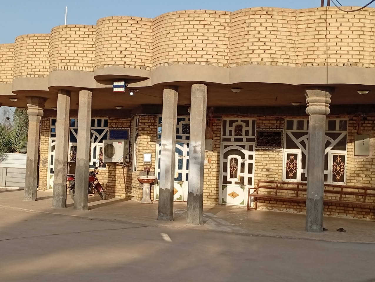 بيت للبيع المساحه 3دونم عقد زراعي 
مساحة البناء تقريبا 300 توجد كافة الخدمات ماء أسأله  كهرباء مع مولد  تبليط مدارس قريبه اعداديه متوسطه ابتدائيه توجد داخل الأرض حقول عدد 2
مع مخزن اعلاف .
المكان منطقة المطر قرب مدرسة الاحرار باقي التفاصيل الاتصال علئ الرقم 
***********
