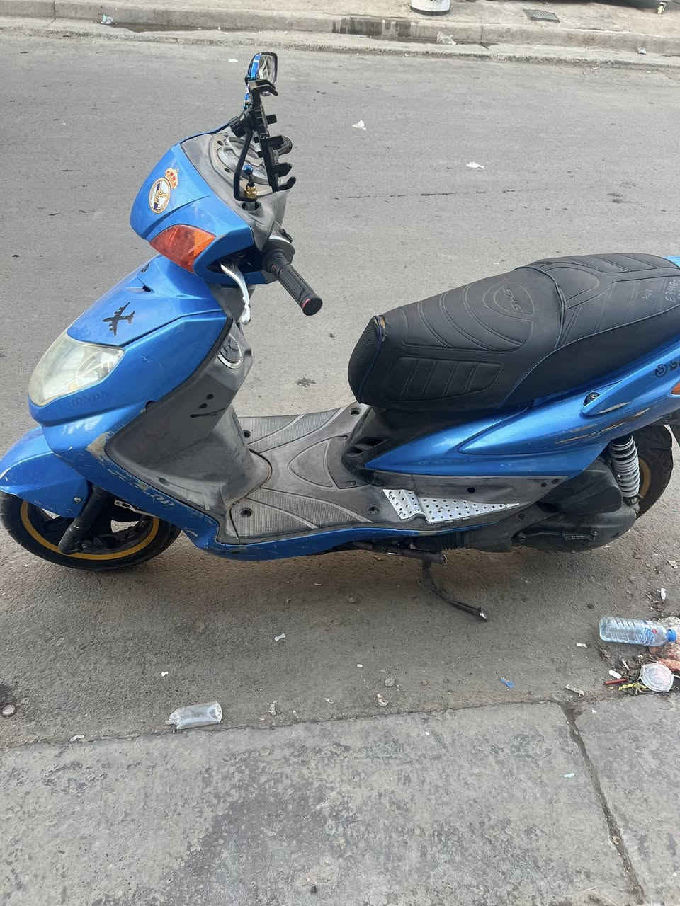 للبيع دارجه سكنس فحل ما مفتوحه مكينه بلادي بس بيها بكن  كشن رياضي وفج امامي رياضي ويدات رياضي السعر خاص  ***********
