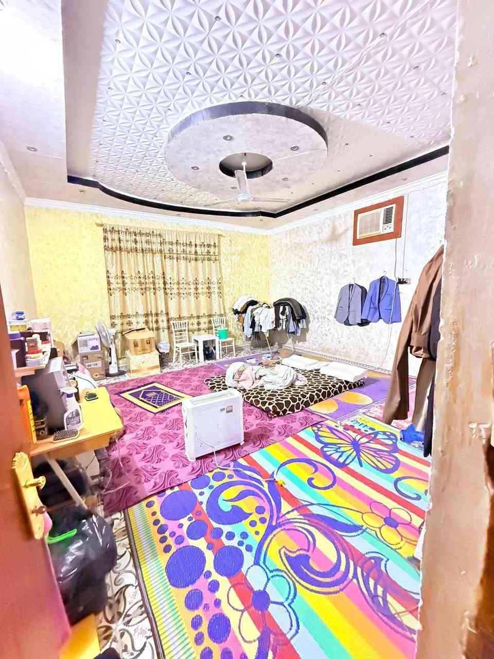 بيت للبيع في الزبير شارع الجاهزه خلف مول الكوخ يعني خلف شارع الجاهزه مباشرة على شارع عرض ١٢ متر خدمات ماء كهرباء مجاري داخله عليه شركة النرجس ما باقي فقط التبليط الرصيف كامل موقع ممتاز من أرقى مواقع الزبير طابو ملك صرف
مساحة البيت ٣١٥ متر واجهة ١٢ ونزال ٢٦ البيت طابقين 
الطابق الارضي يحتوي على
٤ غرف منام 
ديوان استقبال خارجي وكراج يسع سيارتين وهول داخلي وصاله ومطبخ ومناور على طول وعرض البيت
 و ٥ حمامات خارجيه وداخليه وماستر
ومخزن 
والطابق الأول يحتوي على 
غرفتين منام وحده ماستر روم 
وحمامات عدد ٢ 
وصاله كبيره 
ومخزن
وسطح خارجي 
البيت موقعه كلش حلو من أرقى مواقع الزبير خلف الكوخ مباشره
وكامله خدمات كلهة عدا التبليط عن قريب 
السعر  ٤٥٠ مليون قابل للتفاوض
للاستفسار ***********.
الببت يكفي اكثر من عائله ومساحه كبيره وموقع راقي وداخله بي الخدمات وأي إستفسار انه حاضر
