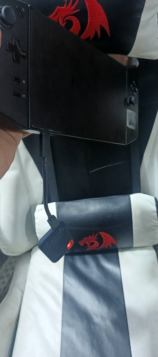 السلام عليكم هارد sandisk 2T مشتري جديد 
استخدام جدا بسيط سبب البيع عندي lenovo legion go حاسبة العاب محمولة واني استخدم الحويستك مالتها ف من ارفعها يضل الهارد نازل منها هو والكيبل ويضل يتدلى هسه ابينلكم بالصور ف كلت رام micro SD مدام بي منفذ اجيبلة تيرا المهم شباب سعرة 625 الف طبعا منزل من سعرة 165 الف مقدما ف سعرة قفل والي ما يعرف بيه رجاء يعبر المنشور هذا يعتبر افضل هارد بالعالم ضد الصدمات والماء والتلف وسرعة نقل خرافية تصل الى 1 گيگا بالثانية وحجمه وسهولة حمله وكل شي الي مهتم يراسلني واتس *********** طبعا تريد تجي تاخذه من البيت تشلع عيوني وتاخذه وانطيك ضمان 14 يوم حقيقي بي تحب توصيل هم عندي شتريد تتدلل
