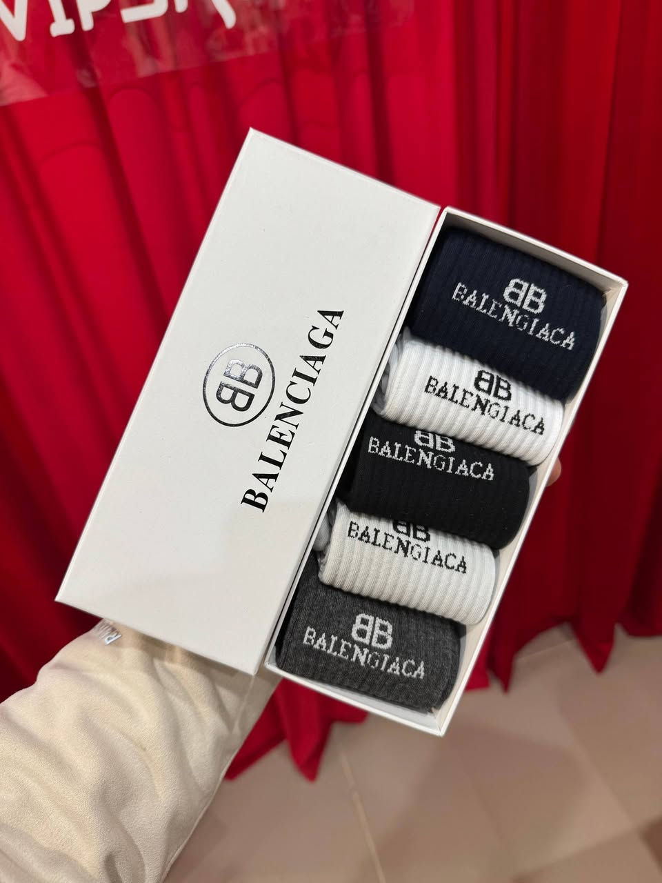 سيت جوارب ماركات 🤎🩶
الخامة قطنيه وتجنن (الاصلي)
البكج مكون من ٥ ازواج 
سعر البكج : ١٣ الف فقط
الكمية محدودة 
متوفر في 
Shine On 🔮 حيثُ للتألقِ عنوان 

 🌸 بوتيك شاين اون للاكسسوارات والعطور النسائية والرجالية 

اكسسوارات "نسائية ، رجالية " _ عطور _ ميك اب  _ حقائب - هدايا
المتجر مفتوح من الساعة 3 ظهرا ولغاية ال 11 ليلا

خدمة حجز الطلبات متوفرة طول اليوم وعلى مدار 24 ساعة

يتوفر خدمة تغليف الهدايا واختيار الهدية حسب الطلب ❤🌹🌺 

💥للحجز والاستفسار مراسلة الصفحة 📥
او الاتصال واتس اب
***********
—————————————-
💥توصيل لكافة انحاء العراق 🏎
خانقين 2000 دينار والمحافظات 5000 الاف دينار
موقع المحل : خانقين تولة فروش شارع السايدين
مقابل تربية كوردستان 
Khanaqin , Diyala , Iraq 📍
.
.
.
.
#تولة_فروش #reels #محل #خانقين #shine_on  حيثُ_للتألقِ_عنوان بوتيك_شاين_اون  مستلزمات_نسائية كوزمتك عطور ملابس اكسسوارات حقائب ترند العراق خانقين بوتيك هدايا
