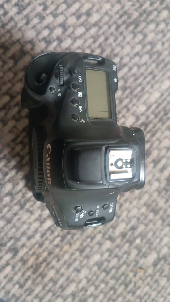 السلام عليكم
Canon EOS-1D X Mark II
الجيل الأحدث والأكثر تطور وتعتبر من أغلى كاميرات DSLR الاحترافية
الرياضية مال الملاعب غنيه عن التعريف مصورين الدوري العراقي يعرفونها شنو من مواصفات بيها 
الملحقات عدسة فتحه F4 .200.70 
فلاش كودوكس 
جنطه مقسمه+ عده تنظيف+ستاند أحادي+ كادريتر نقل صور 
رام 16 سانديسك + كرسي ستول 
السعر 25 ورقه وبيها مجال للشراي 
العنوان بغداد النهروان شارع الشمري 
***********
