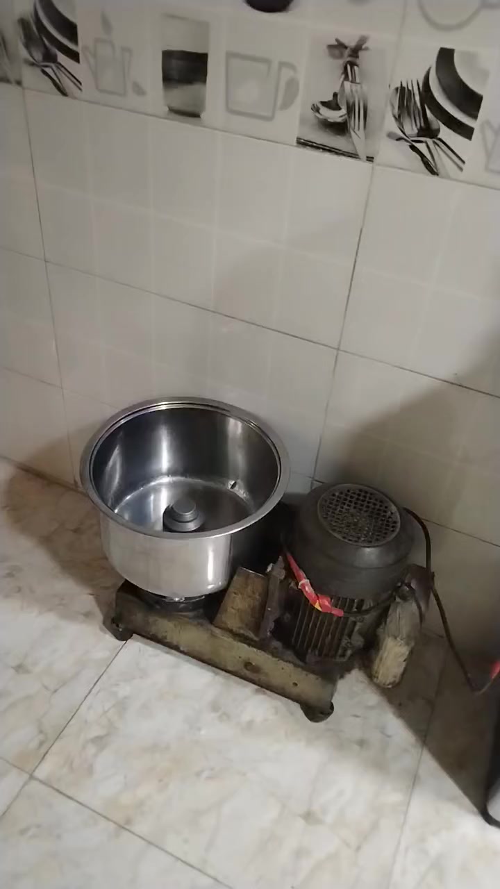 اخوان من رخصت الادمن اريد أعرض أغراض مطعم للبيع ماكنت حمص صناعيه للبيع مع بلانكوات وسفديجات ومصافي كبيره ستيل وكنارات لحم وتختت قصاب للبيع والسعر قيم بما يرضي الله وبيع ان شاء العنوان صليخ الرقم ***********
