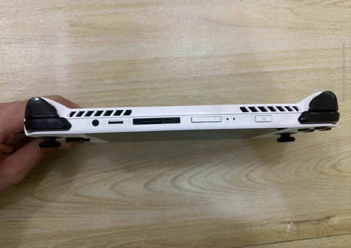 ROG Ally Z1

الملحقات ( شاحن + مجمع hub لل usb + جنطة + لاسق شاشة  + كارتون )

المواصفات

المعالج
AMD Ryzen Z1

الأنوية / الخيوط
        6 أنوية / 12 خيط

المعالج الرسومي

Radeon Graphics RDNA 3 بـ 4 Compute Units

الرام
16GB LPDDR5

التخزين
512GB PCIe 4.0 SSD

الشاشة
7 إنج FHD 120Hz

البطارية
40Wh 

نسبة البطارية 87%

نظام التشغيل
Windows 11

السعر 575,000 وبي مجال بسيط

للتواصل : ***********
