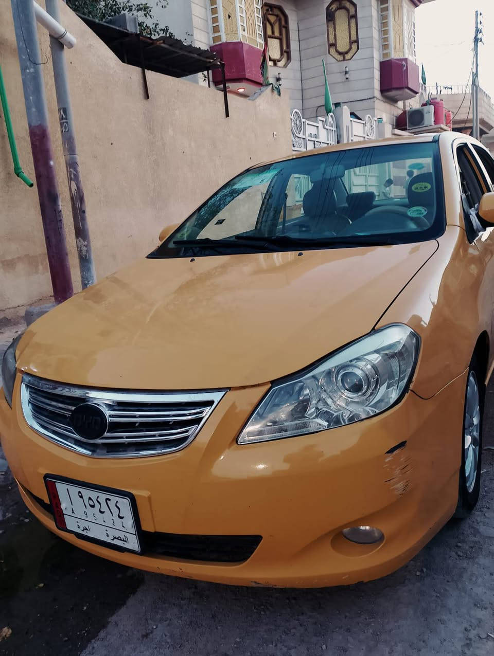 السلام عليكم 
بيوايدي جي 3 موديل 16 
سياره بدي گير كفاله 
( المحرك بي تنقيص)
راعيها يريد تحويل بل بصره 
تبريد شغال كهربائيات شغاله كلها
(مشط ستيرن بي جبنه )
العنوان البصره قرب الجملونات
***********
سعر 45بيها مجال
