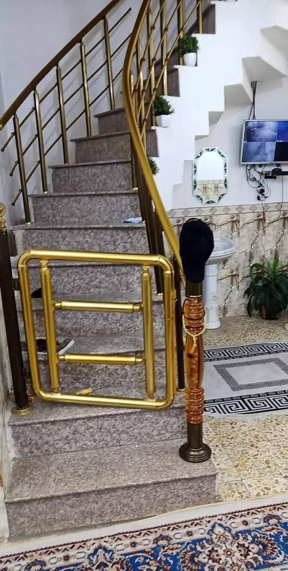 الدار للبيع المساحة 130م كونكريت مسلح طابو صرف باسمي طابق واحد بيتونة مفتوحة يتكون من غرفة نوم كبيرة ومطبخ وصالة كبيرة واستقبال وصحيات العنوان حي الشهداء السايدين قرب مول سيد جابر الاتصال على الرقم ***********
