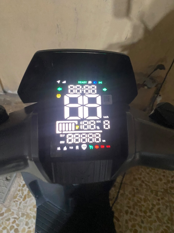 * **الاسم والنوع:** سكوتر كهربائي تايلج (**TAILG Ultimate 85**).
 * **نوع البطارية:** نظام **72 فولت (72V)** (بطاريات جيل جافة قوية، أو ليثيوم حسب الفئة).
 * **المسافة بالشحنة:** يمشيك من **60 إلى 80 كيلومتر** بالشحنة الواحدة.
 * **السرعة:** سرعته الفوق الـ **60 كم/ساعة**.
 * **اللايتات:** منظومة **LED** كاملة، حديثة وقوية (أمامية وخلفية).
 * **البريكات:** ديسكات أمامية وخلفية (زيت) لأمان عالي.
 * **المميزات:** شاشة ديجيتال، تشغيل ريموت وبصمة، واقتصادي جداً بدون بنزين.
اخوان الماطور جديد يعني ولا شخطه ما بي سعرو 900الفً
***********
