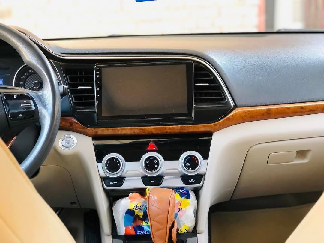 السلام عليكم} 
 هونداي  النترا 2019  شكل 2020   فول 1/1 وارد خليجي 
مواصفاتها  بصمه  فتحه   بصمت ابواب  بصمه   جنطة .
*سياره ماشيه 80/الف حقيقي
* رادرات 
* رقم النكليزي جديد  هزه جديده  
* فول تحكم ستيرن 
* لايت لد زنون اصلي 
* محرك 2000 دوش عالي + كير  AT  لمرغوب 
* شاشه 
* كشن جلد  لونين داخل مشمشي 
* دواخل السياره نظيفه 100‎%‎ 
* كامره خلفيه  + حساسات
*كامره   /اماميه 
* تبريد ثلج / تدفئة
* تخم تاير جديد كوري 
* حداديه بلاديه ونظيفه 100%
*مري شفط  + تبريد قطعتين 
* وبعد بيهة مواصفات  ما مذكورة 
* رقم بغداد/انكليزي ( سيارة  بسمي  ) 
* 《》   كفالة عامه «» 

(( مكاني بغداد ))  

(( السعر 125 ))بيع مستعجل جدا 

 رقم. ***********
