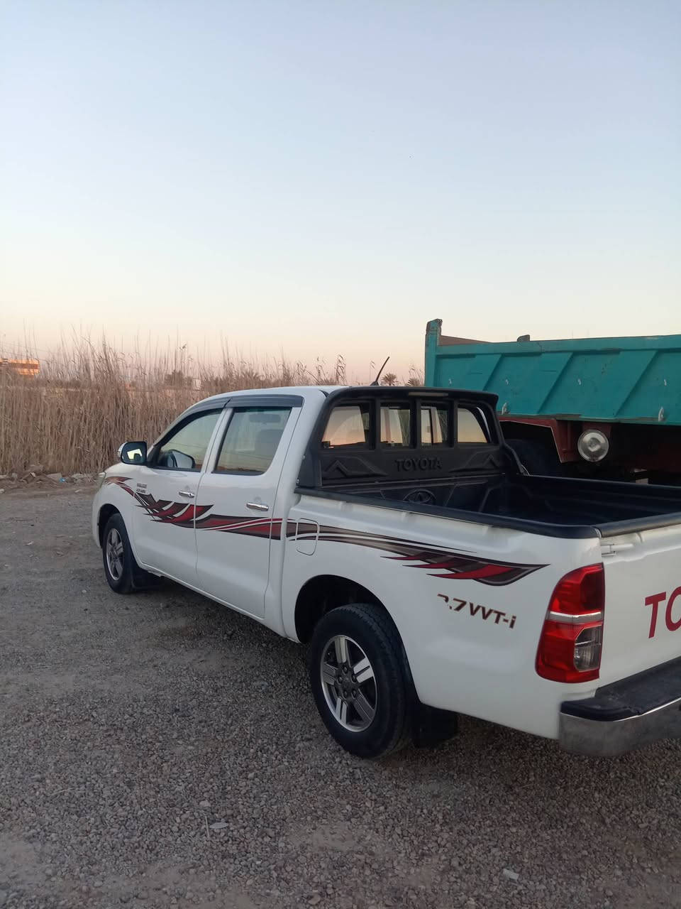 سلام عليكم هايلوكس موديل ١٤رقم بغداد انكليزي شاصي ١٢ اوتوماتيك مكفوله من الصبغ بيها بارد فقط المكان بغداد ابو غريب ***********/***********السعر ٢١٠وبيها مجال
