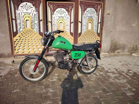 سلام عليكم من رخصت مديرالكروب دراجه ٢٠٠١للبيع شاصي مكفول كهرباءيات شغاله دراجه عوزه ترتيب كلش بصيط السعر عله هاذه الرقم ***********
