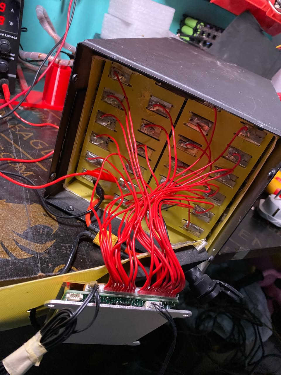 🔋 خدمات البطاريات - تجميع وصيانة 🔋
تم صيانة بطاريه 72 فولت 20 امبير  لدراجة شحن 
تم تبديل جميع الخلايا بالكامل 
باخلايا 15 امبير حسب طلب الزبون 
🔹#متوفر تجميع احترافي: دراجات الشحن (Electric Scooters) ومختلف الأحجام.
🔹 الجودة: فحص الخلايا، توازن الأداء، وعمر أطول للبطارية.
🔹 السعر: منافس جداً.
#للاستفسار مراسلة الصفحه
 او الاتصال على الرقم *********** #متوفر واتس اب
