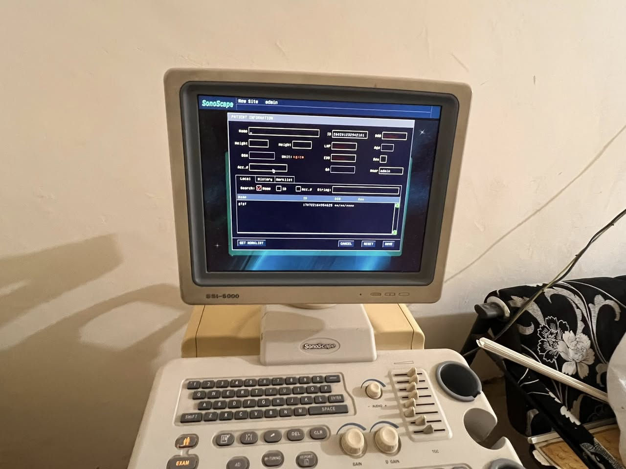 السلام عليكم  من رخصت الادمن عندي جهاز سونر صيني نوع سي سي 5000مستعمل قليل جهاز نضيف مع محتوياته ابروبات عددٍ اثنين جهاز للبيع سعر 40ورقه وبي مجال رقم ***********///***********
